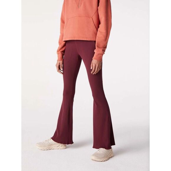 NWT Outdoor Voices SuperForm Rib Flare Pant Shiraz MaroonSize Medium Bell Bottom - Picture 1 of 10